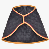 Coperta Flag di Hobby Horse LarDen, mantello trapuntato nero con bordo beige e rosso, ispirato a una calda coperta da cavallo, con parte anteriore aperta e cuciture a rombi.