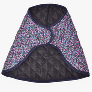 Coperta Flower di Hobby Horse LarDen, capo trapuntato stile mantello con fodera nera, motivo floreale scuro con piccoli fiori blu e viola e bordo blu scuro, che richiama una calda coperta da cavallo.