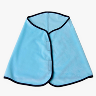 Coperta Azzurro Ghiaccio di Hobby Horse LarDen con bordo nero e due chiusure frontali in Velcro, mostrata distesa su uno sfondo bianco, perfetta per l'allenamento del cavallo o il gioco.
