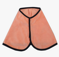 Coperta Pesca di Hobby Horse LarDen, coperta in tessuto arancione triangolare con bordo nero sui lati e chiusura frontale in Velcro.