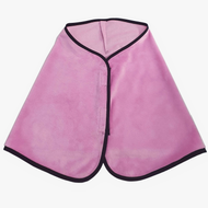 Coperta Rosa di Hobby Horse LarDen, mantella rosa in microfibra con bordo nero e chiusura frontale a strappo, distesa su sfondo bianco, simile a un'elegante coperta da allenamento o per Hobby Horse.