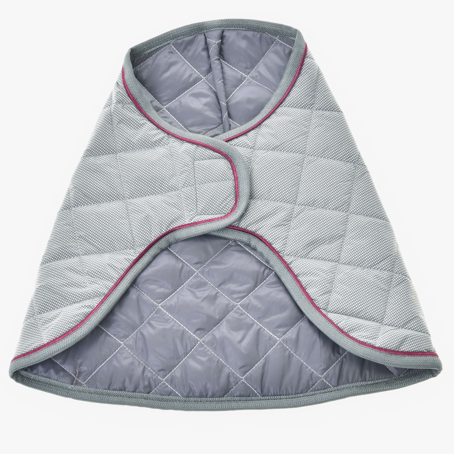 Coperta Silver Eleganza di Hobby Horse LarDen, gilet trapuntato grigio con profilo rosa, design avvolgente e morbida imbottitura, esposto disteso su sfondo bianco.