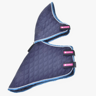 Coperta con copertura collo rimovibile Mandarin di Hobby Horse LarDen, coperta trapuntata blu navy di alta qualità con bordo azzurro chiaro, due etichette rosa Cat King su cinghie nere, chiusure regolabili e copertura per il collo rimovibile per maggiore versatilità.