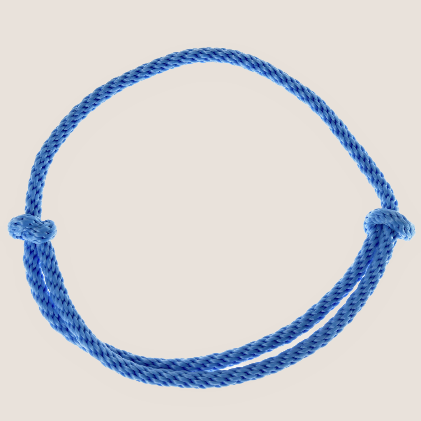 Cordeo Sky di Hobby Horse LarDen, cordeo fatto a mano in corda intrecciata blu a semplice anello chiuso con due nodi sui lati opposti, mostrato su uno sfondo bianco. Ideale per cavalcare con Hobby Horse o per la monta senza morso.