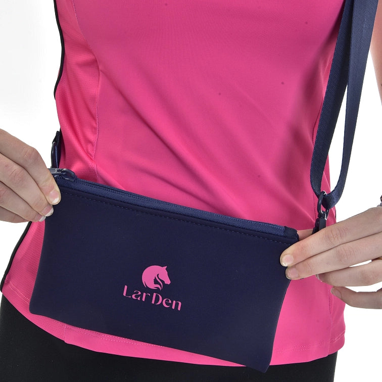 Persona che indossa un top rosa e tiene una pochette blu navy con cerniera e tracolla. La pochette, ideale per gli appassionati di Hobby Horsing, presenta un logo rosa con testa di cavallo e la scritta LarDen.