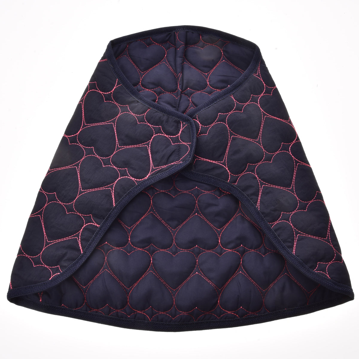 Coperta Pink Heart di Hobby Horse LarDen, mantella trapuntata blu scuro con cuciture rosa a forma di cuore, ispirata a una calda coperta da cavallo e con apertura frontale curva, mostrata su sfondo bianco.