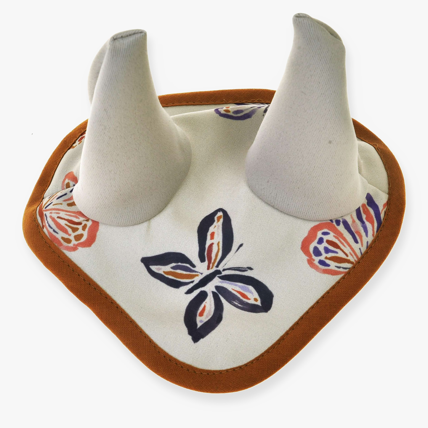 Cuffia Butterfly (softshell) di Hobby Horse LarDen, bavaglino in tessuto con morbide punte bianche e motivo colorato a farfalle, ispirato alle cuffie antinsetto e rifinito con bordo marrone.