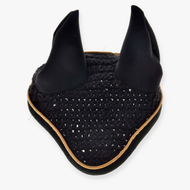 Cuffia all’uncinetto Black Gold Hobby Horse LarDen con orecchie in tessuto dritte e bordo marrone chiaro, per un'elegante protezione dagli insetti, mostrata su sfondo bianco.