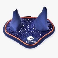 Cuffia all’uncinetto Blue Sport Hobby Horse LarDen con due orecchie dritte, bordo arancione, protezione dagli insetti e logo frontale con testa di cavallo bianca e scritta "LarDen".