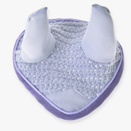 Cuffia all'uncinetto Candy di Hobby Horse LarDen, pezzo di tessuto viola chiaro a forma di cuore con due punte simili a orecchie e centro strutturato, ideale come stile giocoso e protezione dagli insetti.