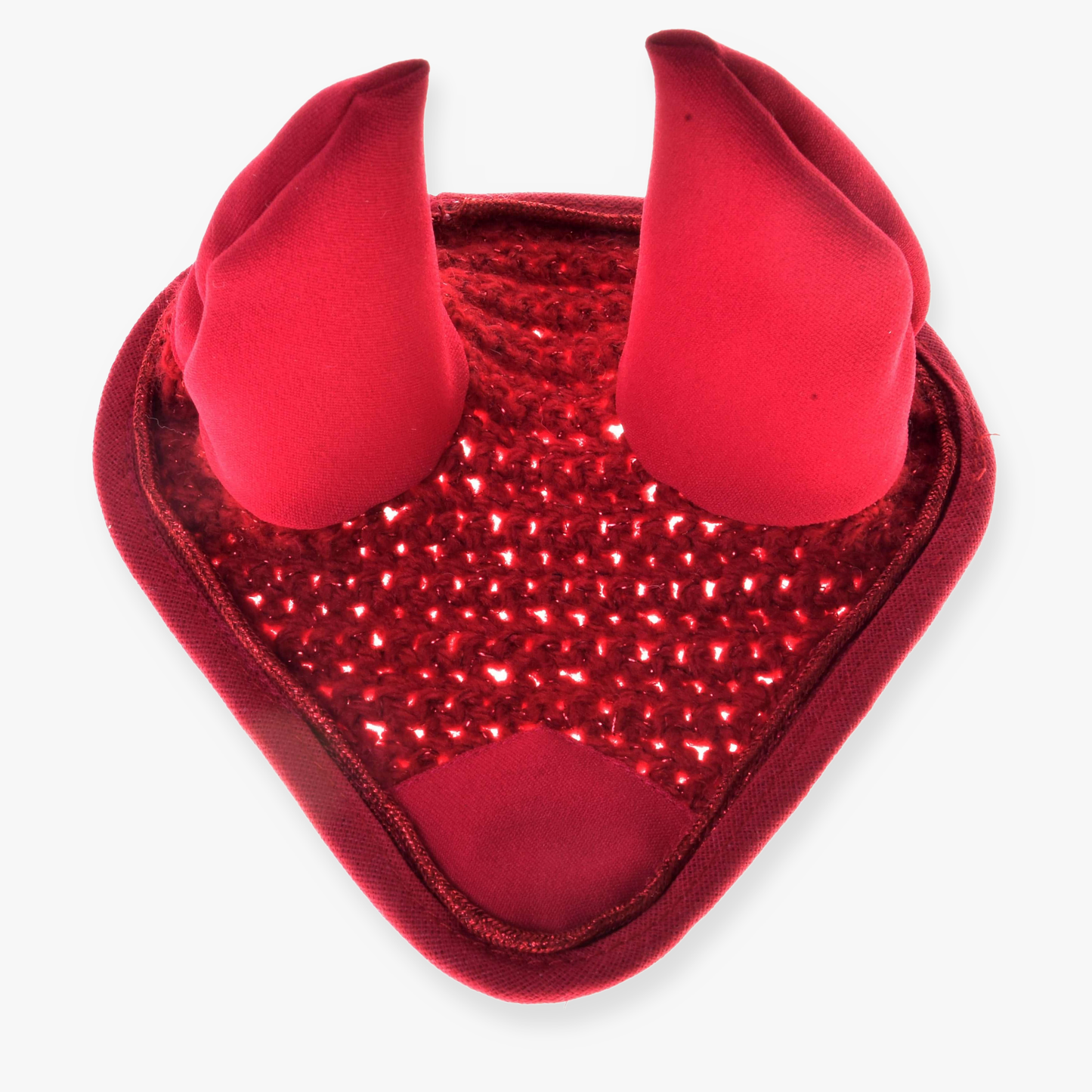 Cuffia all'uncinetto rossa Hobby Horse LarDen, fascia per la testa rossa a forma di cuore con due morbide corna da diavoletto dritte e centro scintillante con paillettes, ispirata a un design all'uncinetto, mostrata su sfondo bianco.