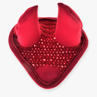 Cuffia all'uncinetto rossa Hobby Horse LarDen, fascia per la testa rossa a forma di cuore con due morbide corna da diavoletto dritte e centro scintillante con paillettes, ispirata a un design all'uncinetto, mostrata su sfondo bianco.