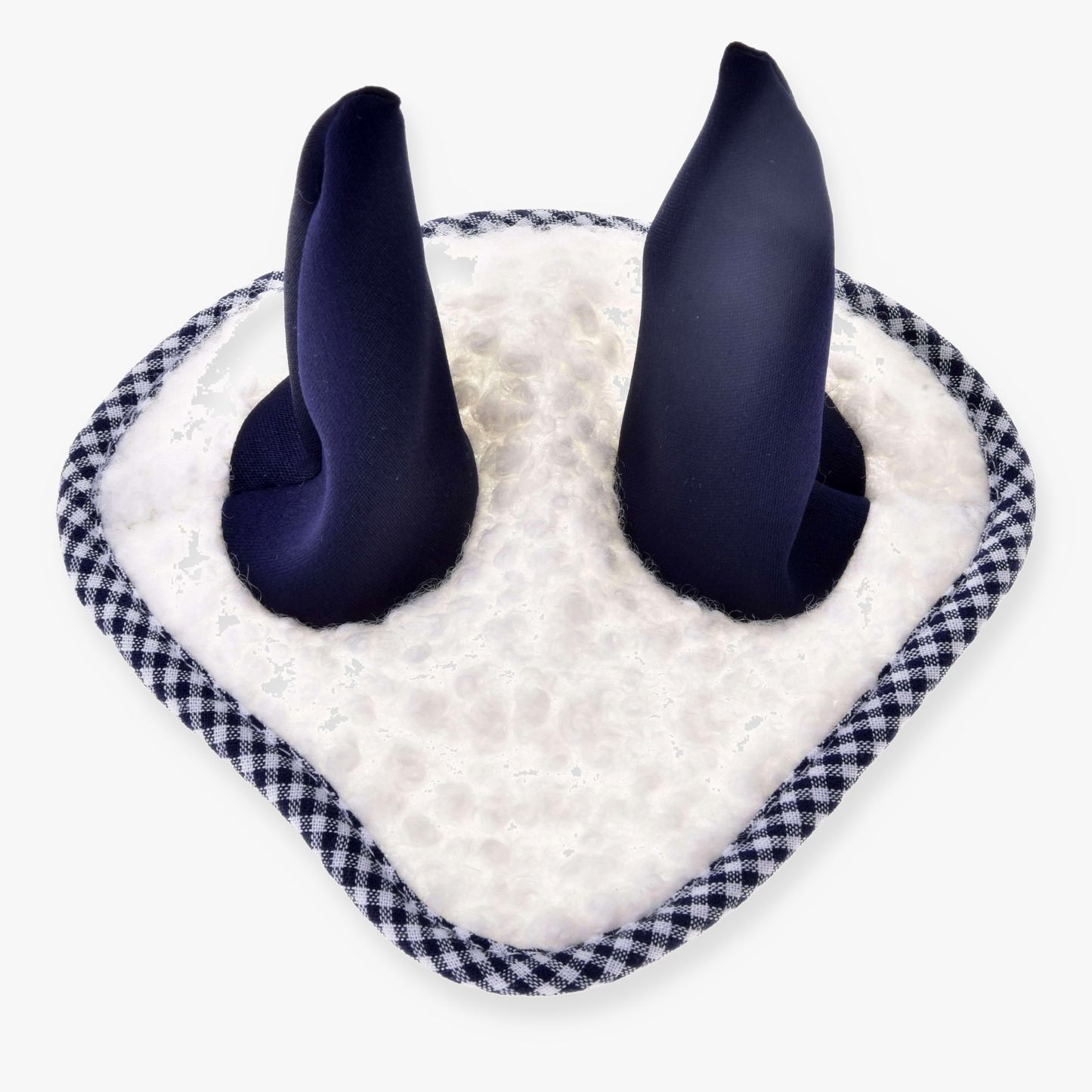 Primo piano della Cuffia cubo blu Hobby Horse LarDen, con morbide sporgenze simili a orecchie in blu navy su una base bianca soffice e bordo a quadri bianco e nero, per una protezione elegante dagli insetti per il cavallo.