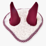 Cuffia cubo rosso Hobby Horse LarDen, peluche bianco a forma di cuore con bordo in gingham rosso e due alti coni bordeaux, che ricorda una fantasiosa cuffia per Hobby Horse.