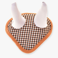 Cuffia inglese marrone a quadri Hobby Horse LarDen con motivo a quadri marrone e bianco, due orecchie coniche bianche e bordo marrone chiaro, ideale per la protezione dagli insetti del cavallo.