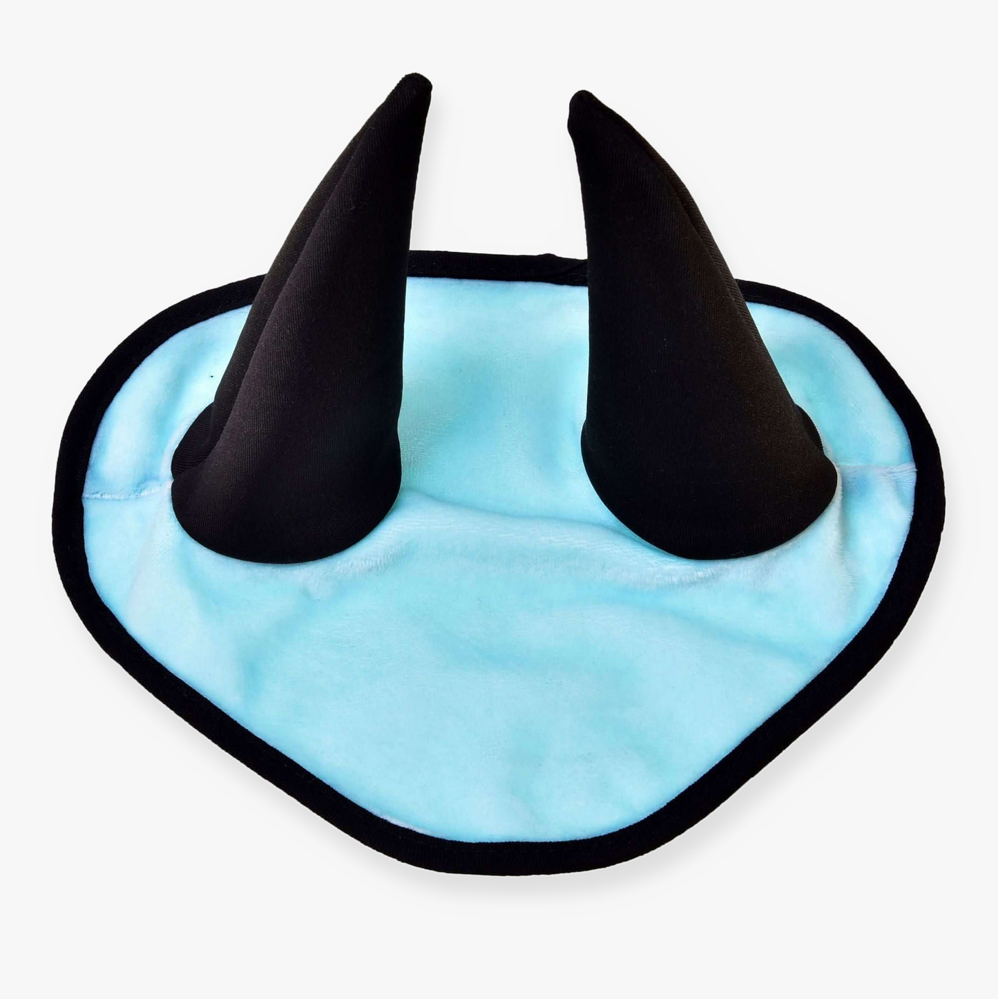 Cuffia Azzurro Ghiaccio Hobby Horse LarDen con design azzurro ghiaccio chiaro, due alte punte nere appuntite e bordo nero, mostrata distesa su sfondo bianco.