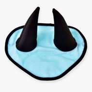 Cuffia Azzurro Ghiaccio Hobby Horse LarDen con design azzurro ghiaccio chiaro, due alte punte nere appuntite e bordo nero, mostrata distesa su sfondo bianco.