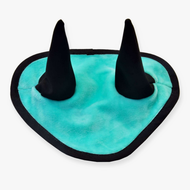 Cuffia Menta Hobby Horse LarDen con inserto triangolare in tessuto turchese e nero e due "orecchie" coniche dritte, ideale come cuffia per Hobby Horse o per protezione dalle mosche.