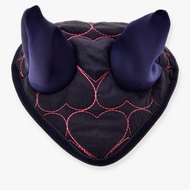 Cuffia Rosa a Cuore Hobby Horse LarDen, ornamento scuro per cavallo a forma di cuore con punte imbottite simili a corna e cuciture rosse, simile a una protezione antimosche, mostrato dall'alto su sfondo bianco.