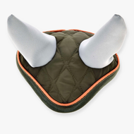 Cuffia Sport Hobby Horse LarDen, cuffia imbottita e trapuntata verde oliva con bordo arancione e morbide punte grigie, di forma triangolare e perfetta per Hobby Horse, con protezione ideale dagli insetti.