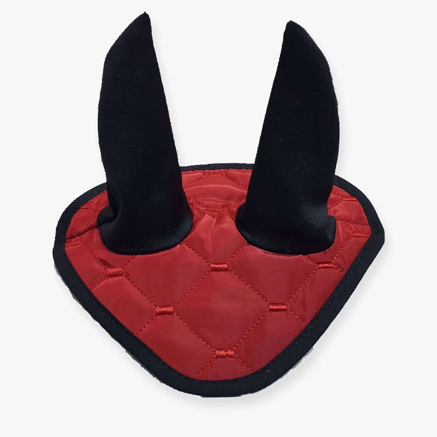Cuffia Termica Bordeaux Hobby Horse LarDen con tessuto rosso trapuntato, bordo nero e alti copriorecchie neri, offre un'elegante protezione dagli insetti in un classico design da cuffia antimosche per cavallo.