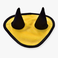 Cuffia gialla (taglia M) Hobby Horse LarDen con morbido design triangolare giallo e orecchie coniche dritte rifinite in nero. Ideale come cuffia per Hobby Horse o accessorio per costume, offre anche una leggera protezione dagli insetti.