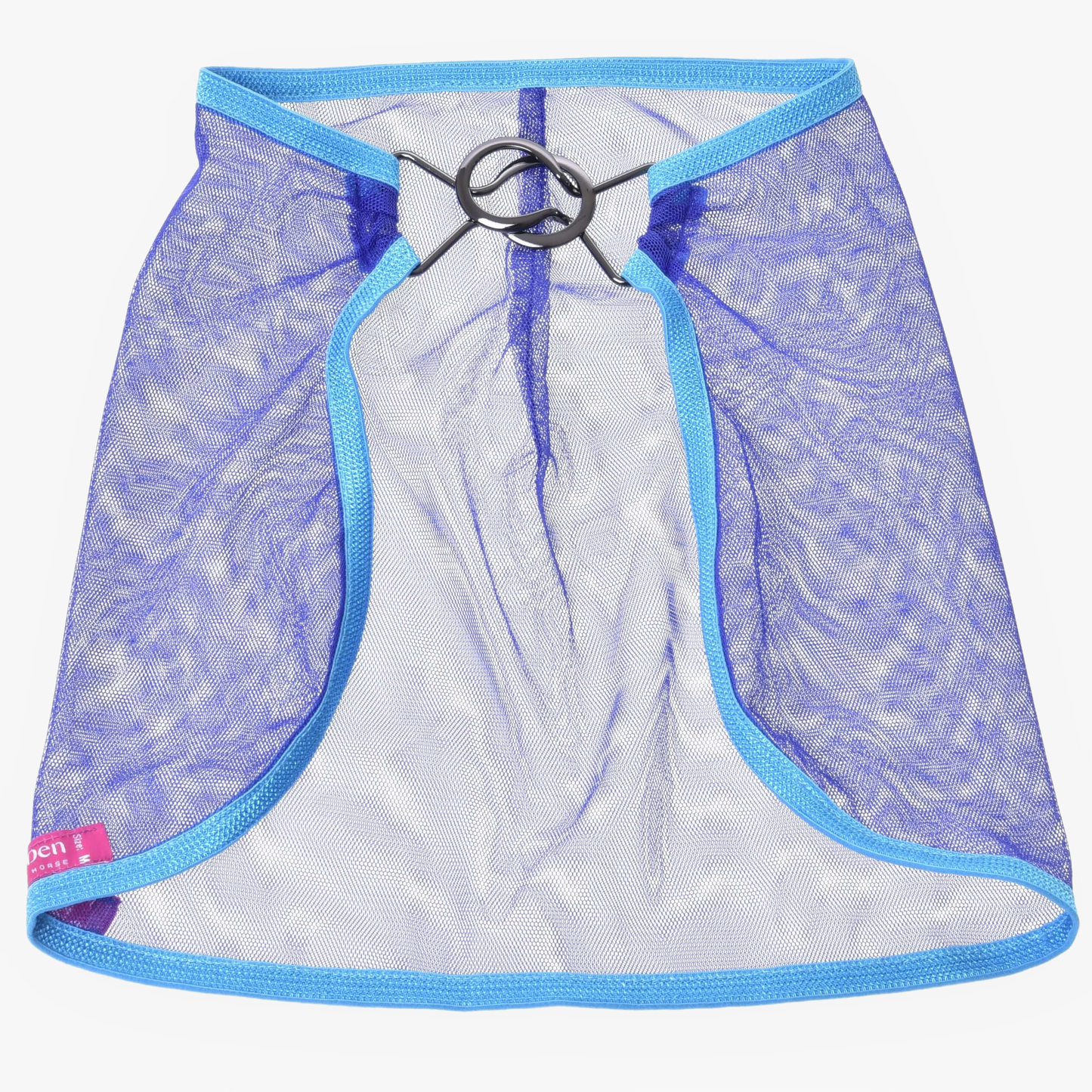 Coperta anti-insetti di Hobby Horse LarDen, mantello in rete blu con bordo azzurro chiaro e due anelli neri alla scollatura, mostrato disteso su sfondo bianco. Una piccola etichetta rosa decora l'angolo inferiore sinistro, ideale per il gioco con Hobby Horse.