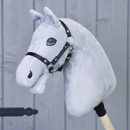 Costruisci il tuo cavallo di related_to_12441055625556 con Hobby Horse grigio chiaro, criniera bianca in filato e finimenti neri su un bastone di legno, ideale per il gioco di fantasia e la creazione personalizzata.