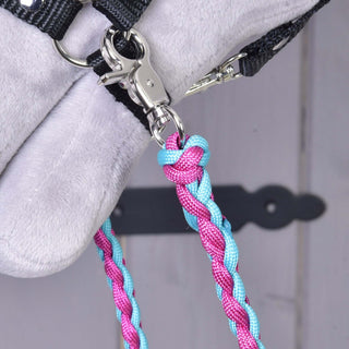 Redini lavorate a maglia rosa e blu