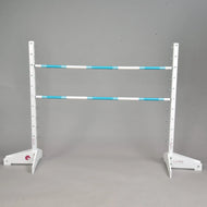 Set salto 120 cm / 47 inch di Hobby Horse LarDen, composto da due montanti verticali bianchi a righe blu con indicatori numerati e due pali orizzontali in legno robusto, mostrato su sfondo grigio uniforme.