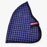 Cuffia per cavallo con motivo pied-de-poule blu e nero, finitura nera e etichetta rosa, perfetta da abbinare alla tua Coperta da scuderia Blu Hobby Horse LarDen durante l'allenamento del cavallo o le attività di Hobby Horse.