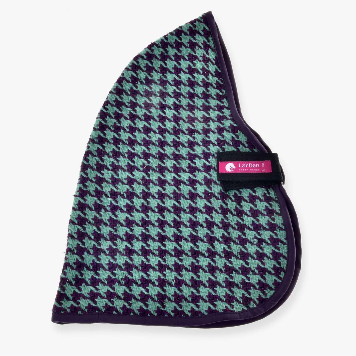 Coperta da scuderia Verde di Hobby Horse LarDen con motivo pied-de-poule verde petrolio e nero, forma curva, finitura scura, cinghia nera ed etichetta rosa LarDen, perfetta come accessorio di abbigliamento elegante e originale.