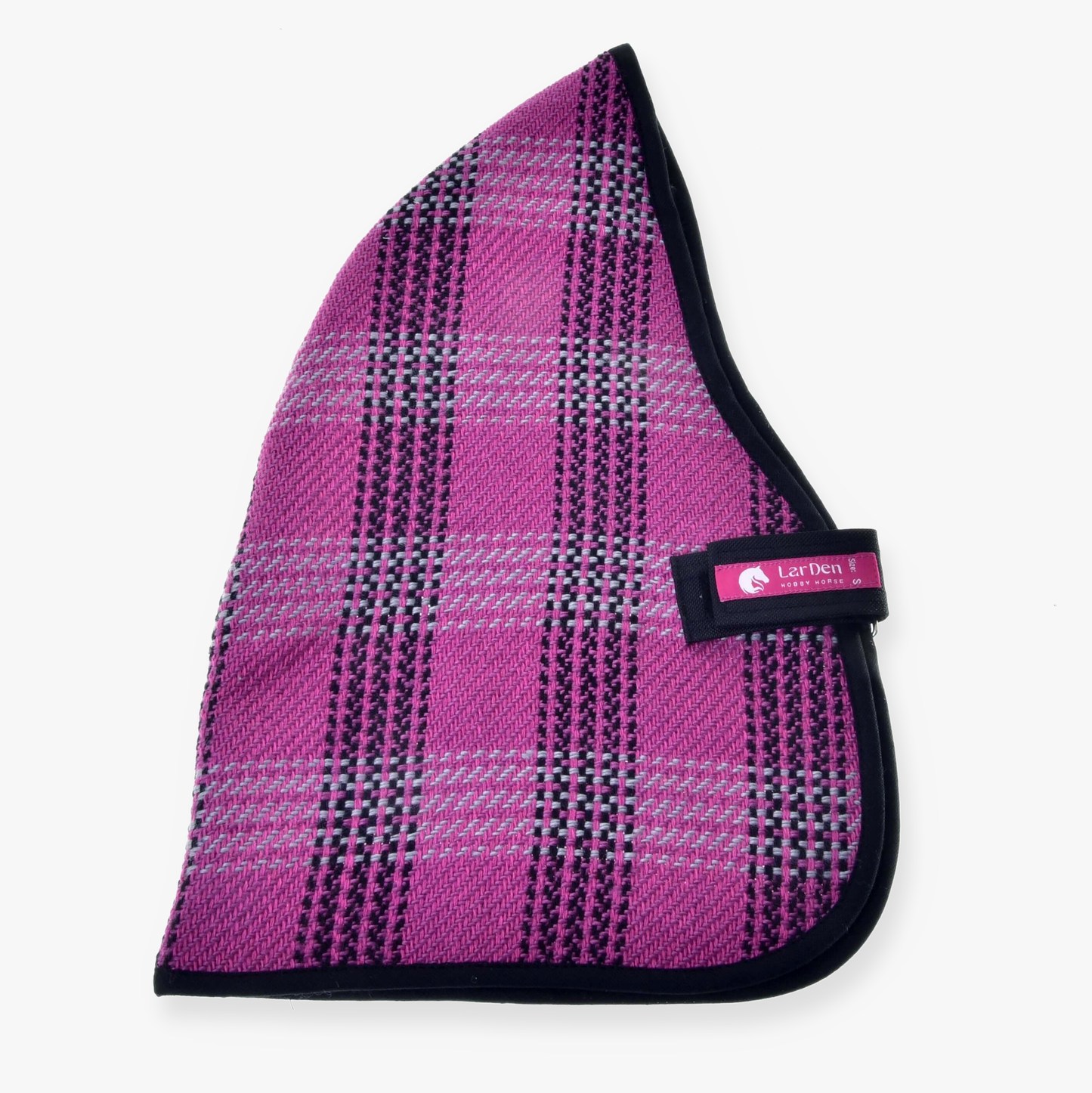 Coperta da scuderia Rosa Hobby Horse LarDen, triangolo rosa e nero a quadri con finitura nera, bordo curvo, cinghia nera ed etichetta rosa Laz Bien, ideale per il tuo Hobby Horse preferito.