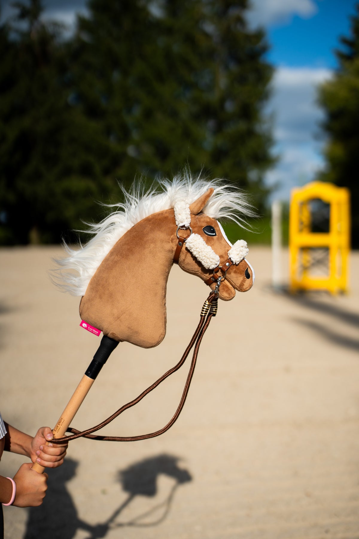 Redini per Hobby Horse Vivaldi, redini in corda marroni su un Hobby Horse marrone chiaro con criniera bianca all'aperto